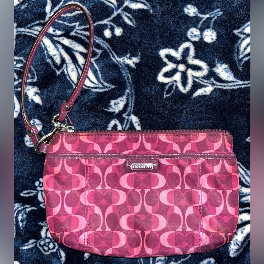 Coach Daisy Split Signature Wristlet F50118